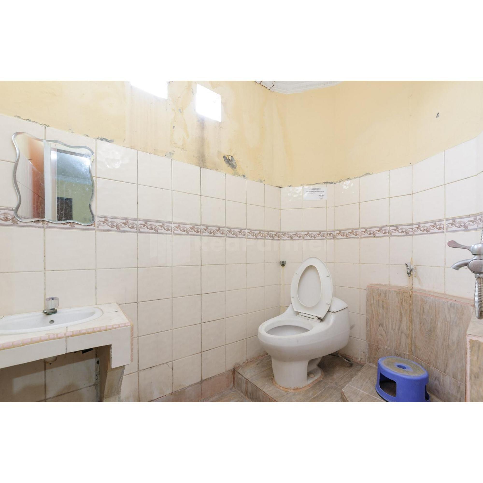 Hotel Al Hakim Syariah Redpartner Бекаси Екстериор снимка