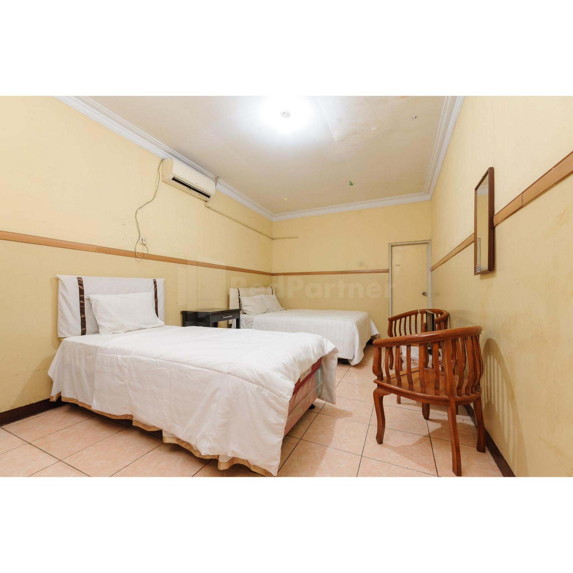 Hotel Al Hakim Syariah Redpartner Бекаси Екстериор снимка
