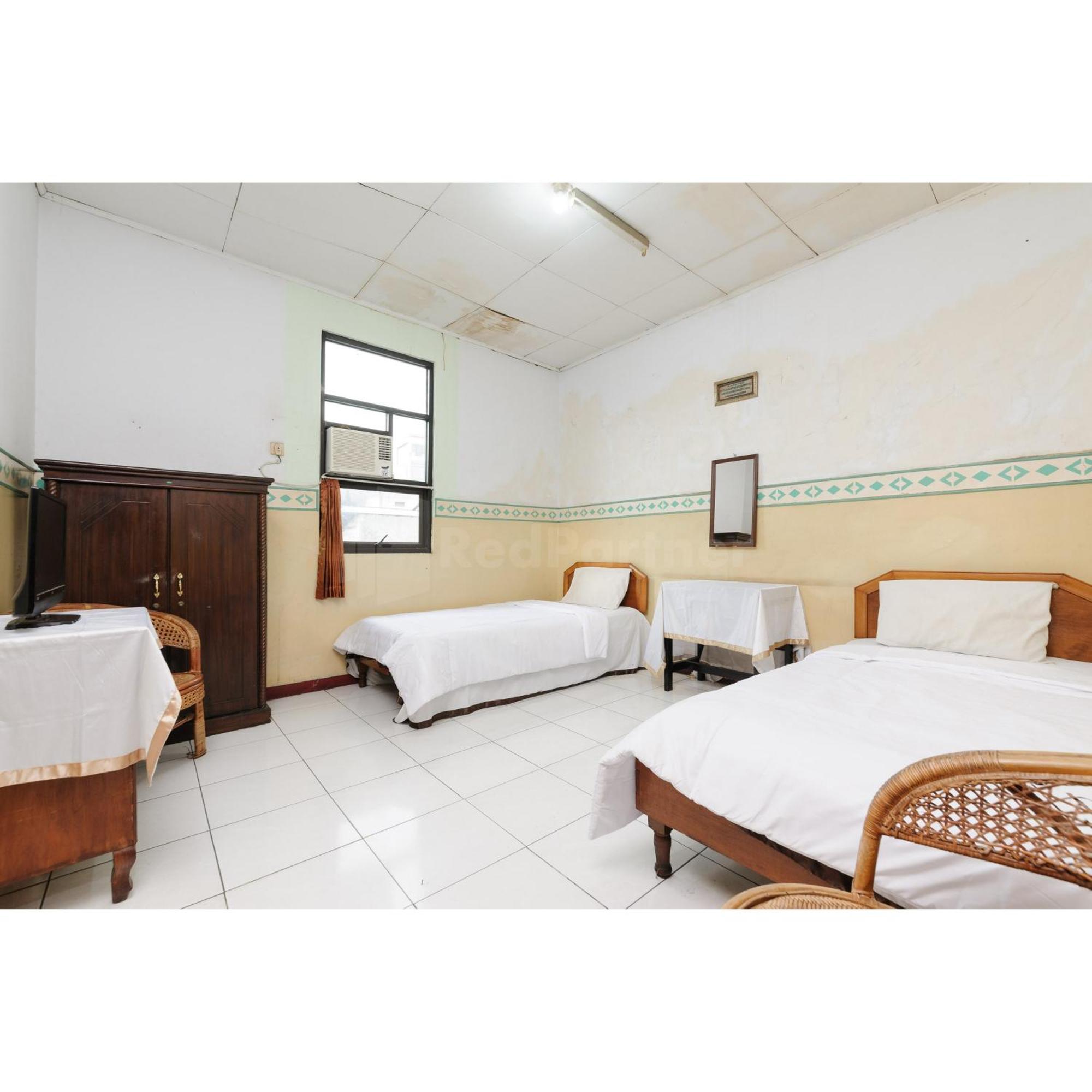 Hotel Al Hakim Syariah Redpartner Бекаси Екстериор снимка