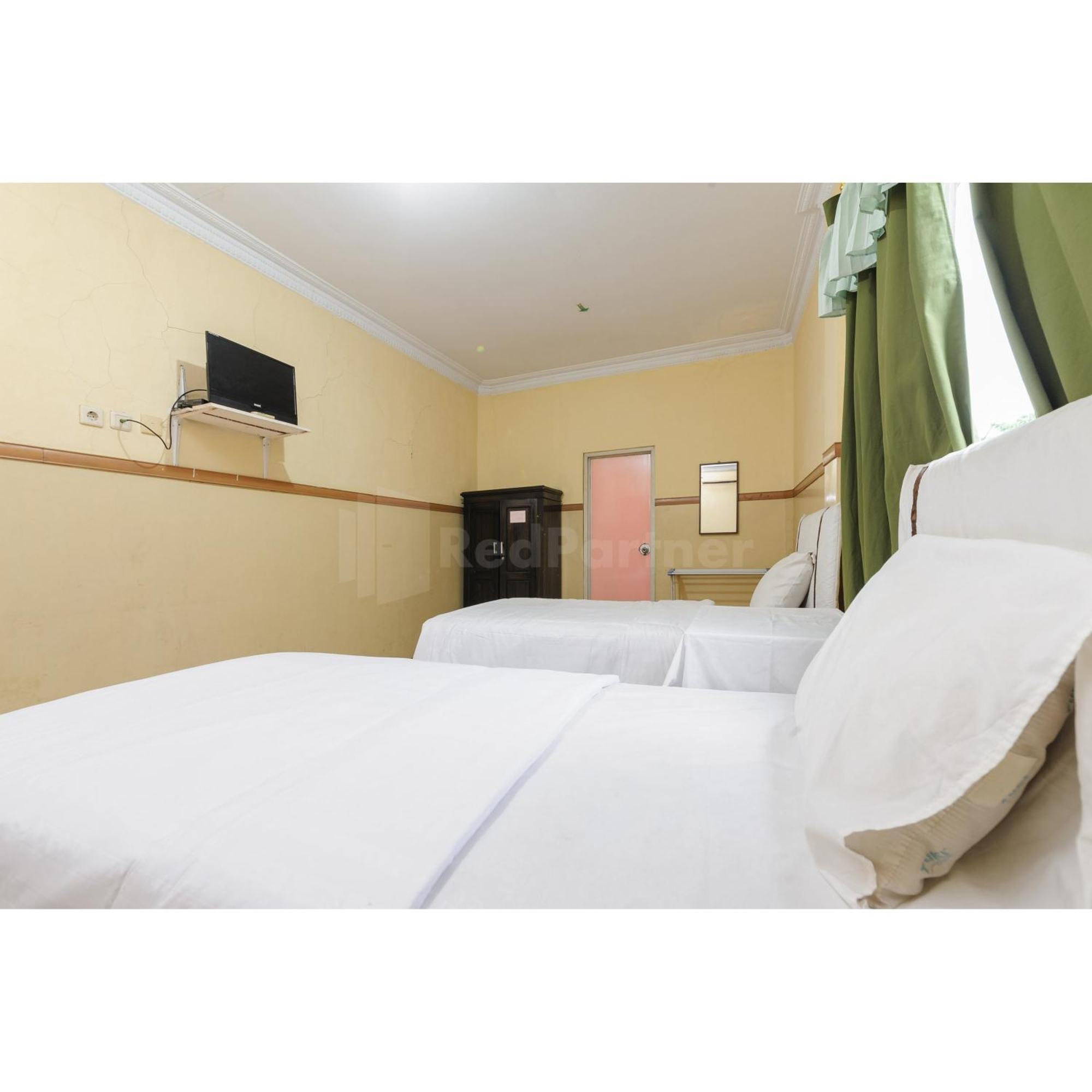 Hotel Al Hakim Syariah Redpartner Бекаси Екстериор снимка